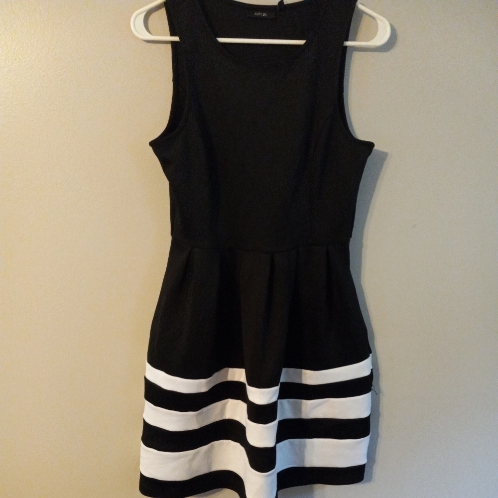 Women's Apt. 9 Black/White Fit & Flare Dress Size 8 NWT